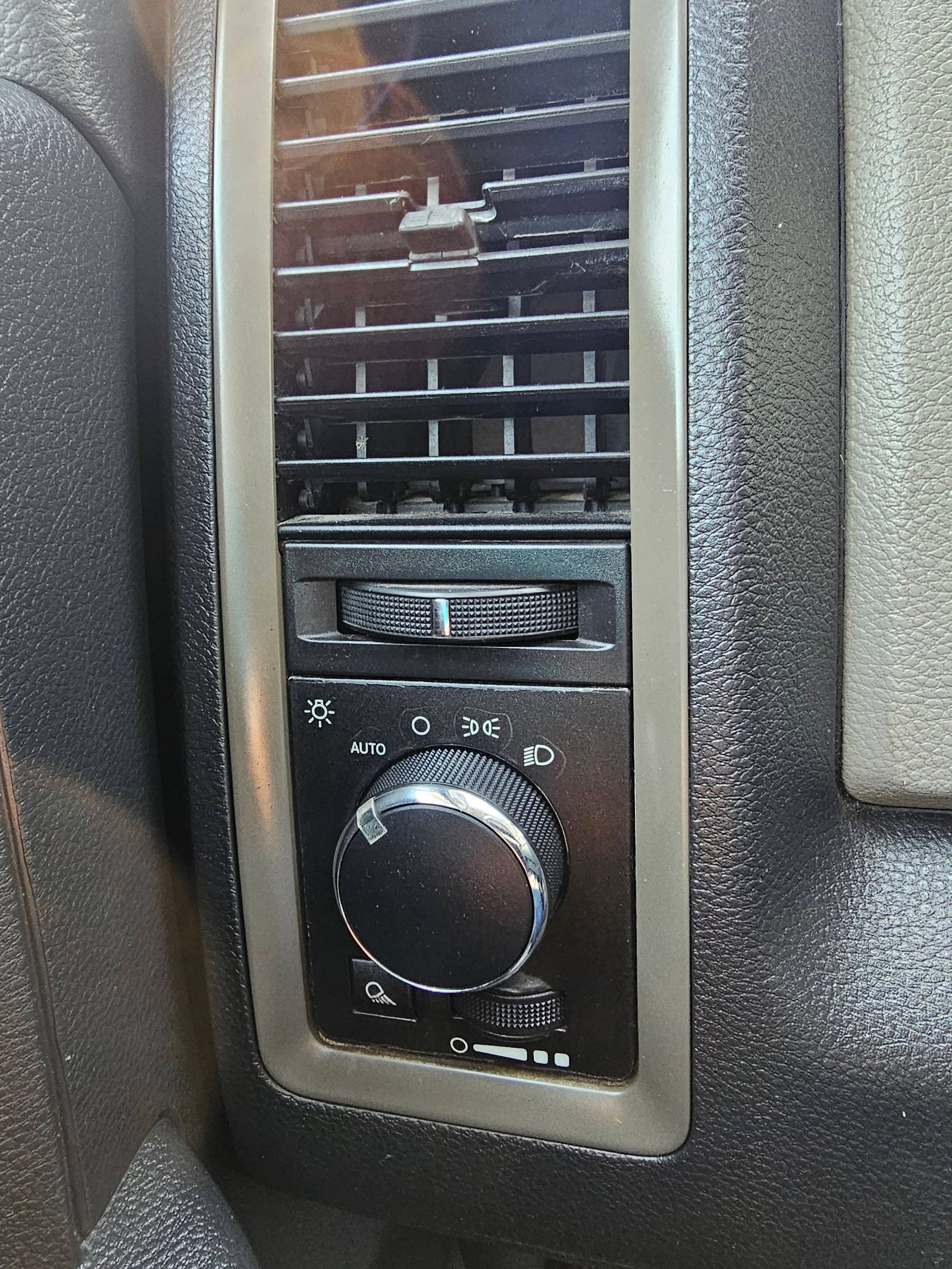 2011 DODGE RAM 1500 - Image 2